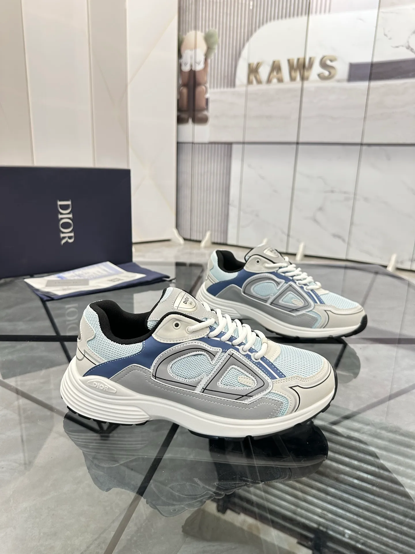 Men's shoes: 💰P400¥ Available in Guangzhou Product trademark: Dior* "Dior*" low-top casual shoes Regular size: 35-46 (can be customized to 47) Couple style Product materials: Upper imported cowhide stitched with original fabric, breathable lining, ultra-light foam original outsole. No.: 007